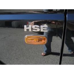 Land Rover "HSE" skilt med grå forhøjede bogstaver