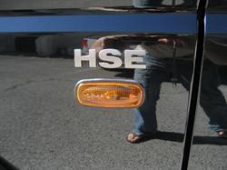 Land Rover "HSE" skilt med grå forhøjede bogstaver