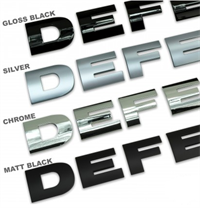 Land Rover "Defender" logo i blank krom farve til de tidlige Defender modeller op til og med Td5