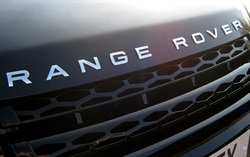 Land Rover "RANGE ROVER" logo sæt til kølerhjelmen på Range Rover L405 - Atlas Silver