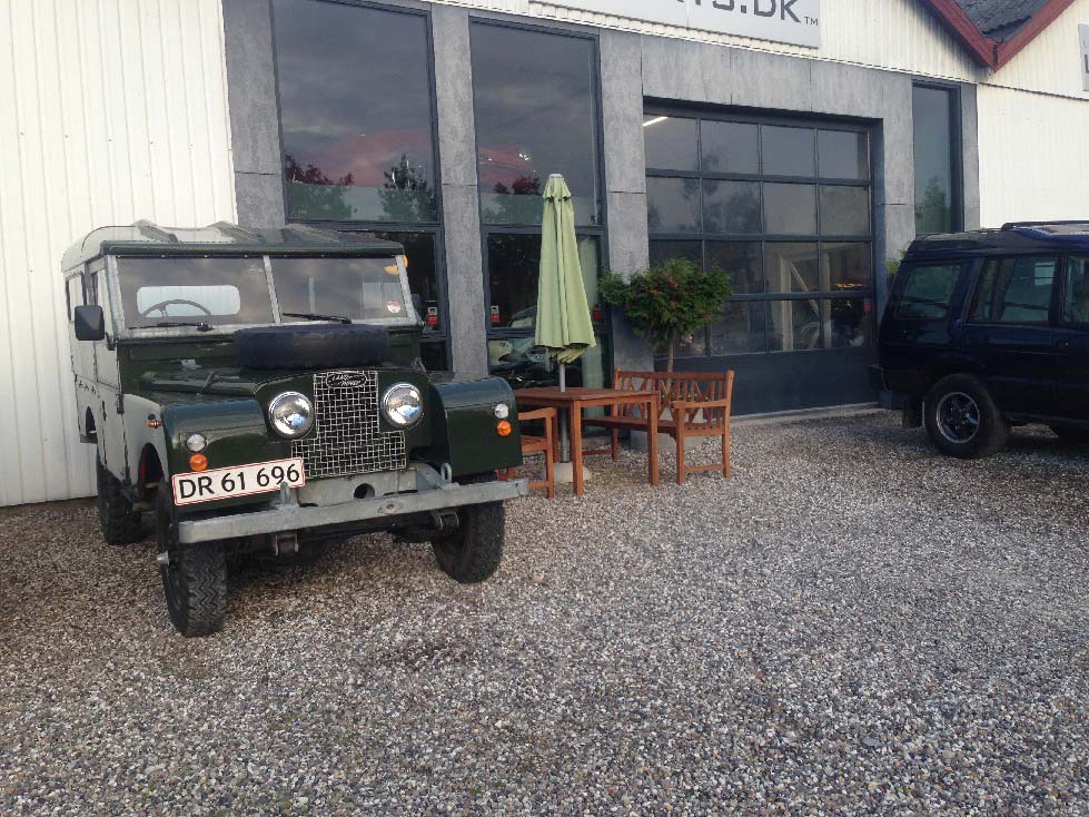 Land Rover Serie 1 fra 1958 foran værkstedet - Charmerende gammel Land Rover