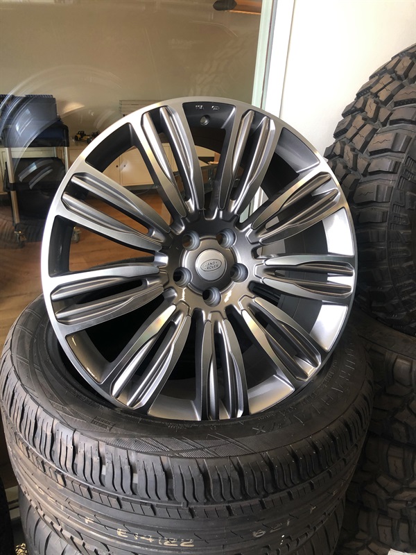 Land Rover 22" 9-Split Spoke oversize dæk og fælg sæt - Gunmetal/Poleret