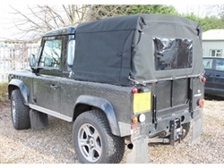 Land Rover Defender kalesche sort kanvas - Dækker laddet på en 90" version så man bevarer førerhuset (truckcap)