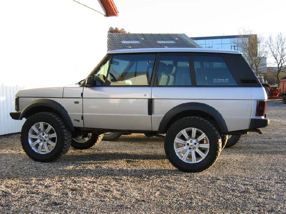 Range Rover Classic med Discovery 3 skærmkanter og 35 tommer Mickey Thomson dæk på 20