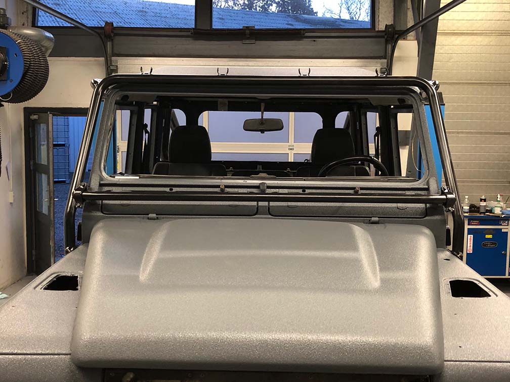 Land Rover Defender Spectre med glasfiber PUMA motorhjelm