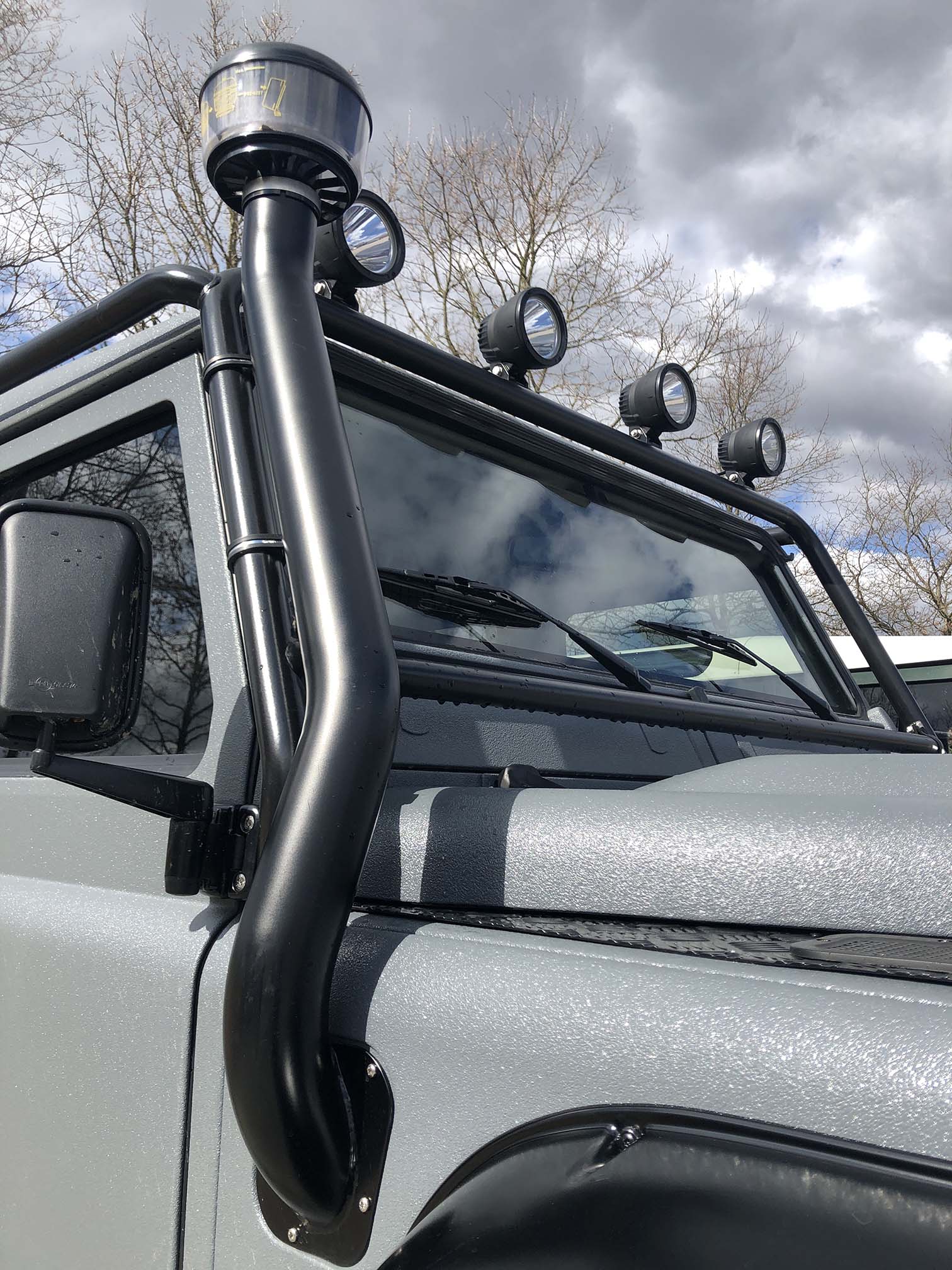 Land Rover Defender Spectre snorkel og lygtesæt på styrtbøjle